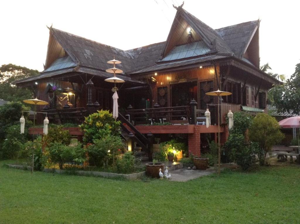 帕堯的住宿－Oui Kaew Homestay，大型木屋,设有门廊和庭院