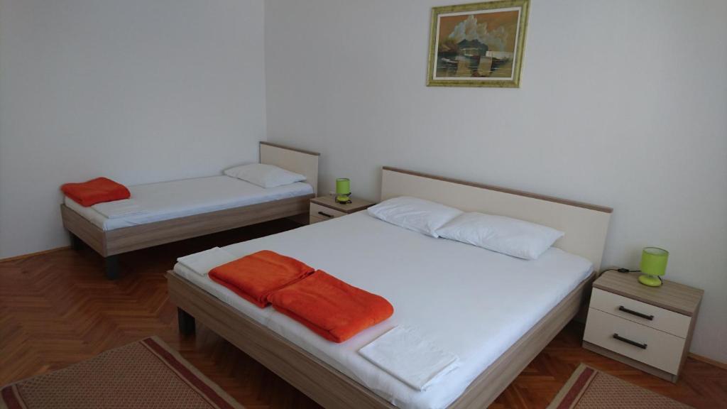 Postel nebo postele na pokoji v ubytování Apartments Anastazija