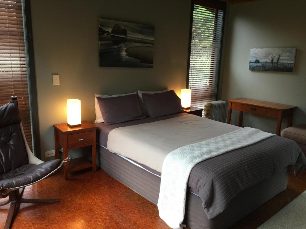 Ein Bett oder Betten in einem Zimmer der Unterkunft Piha Beachstay Accommodation