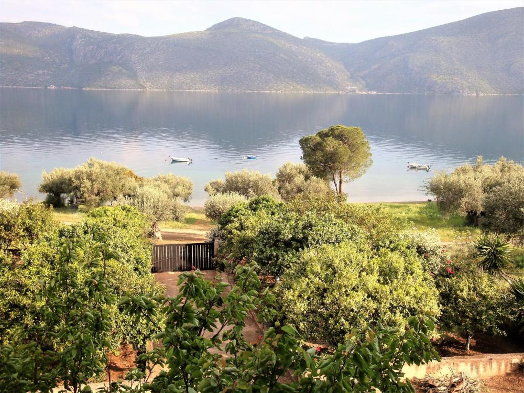 Fotografia z galérie ubytovania Waterfront Mediterranean Villa v destinácii Skroponeria