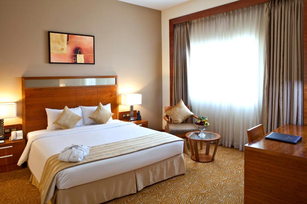 Postel nebo postele na pokoji v ubytování Landmark Grand Hotel