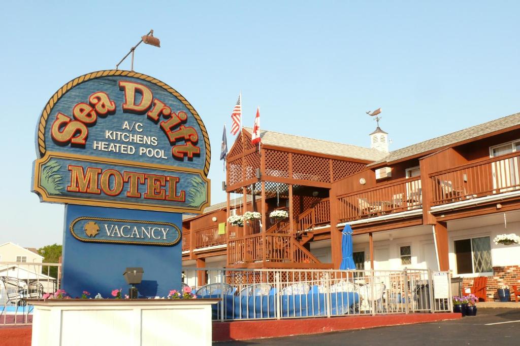 um hotel com um sinal para um motel em Sea Drift Motel em Old Orchard Beach
