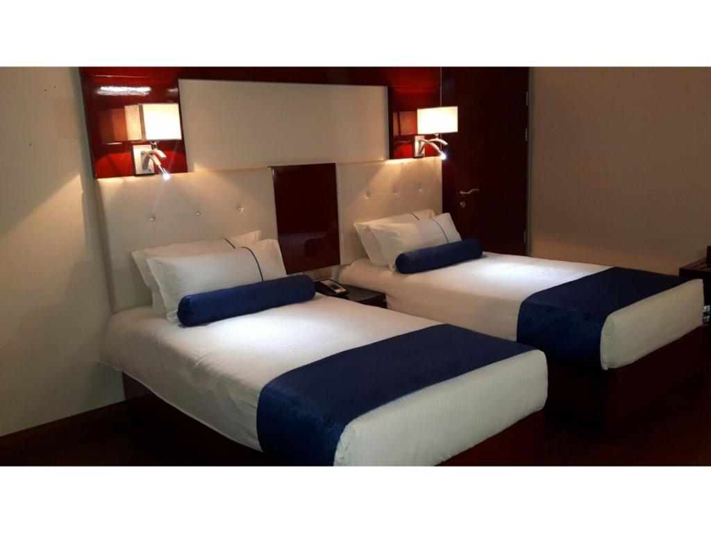 Een bed of bedden in een kamer bij Golden Tulip Headington