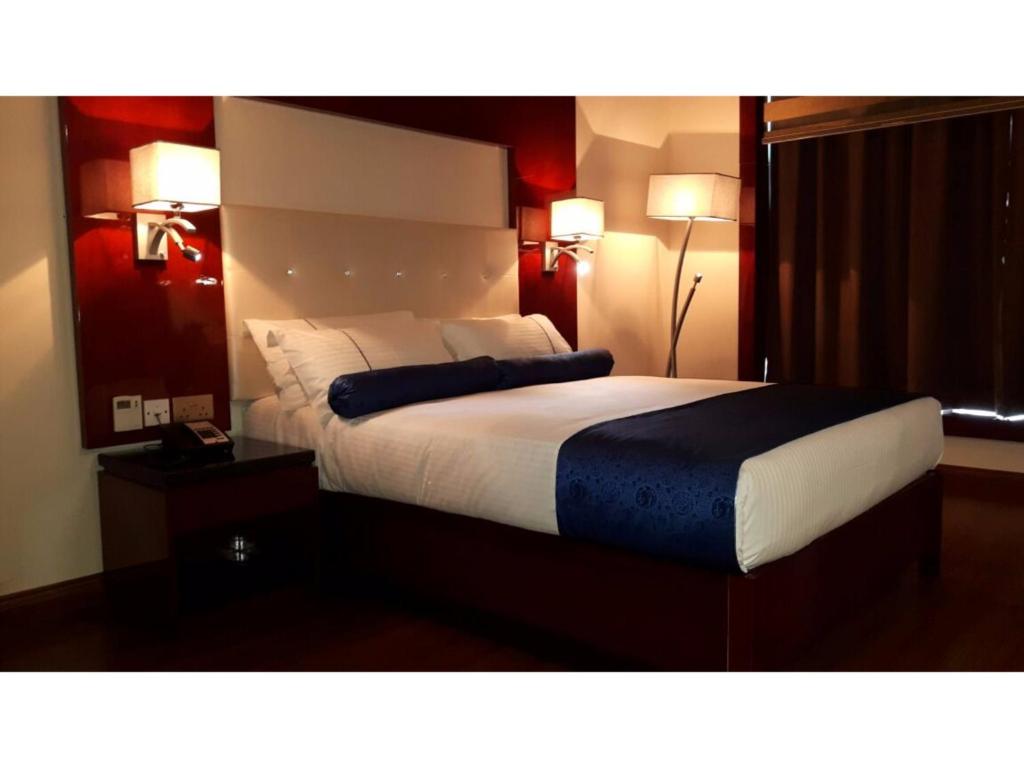 Een bed of bedden in een kamer bij Golden Tulip Headington