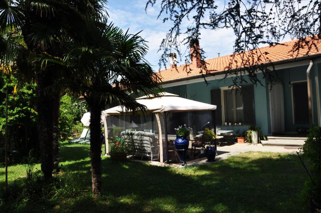 マッサローザにあるCasa Vacanze Graziaの庭の白いテントの家