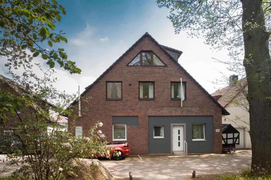 a brick house with a gambrel roof at Haus im Naturpark am Steinhuder Meer in Steinhude