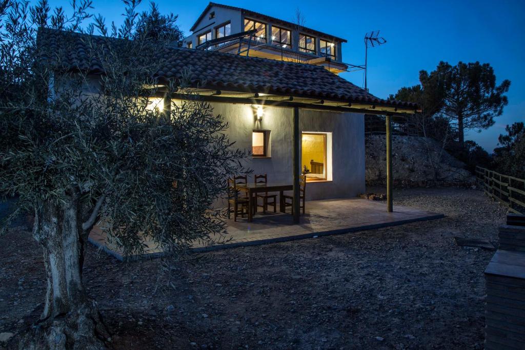 una casa con un edificio encima por la noche en Complejo Rural El Molinillo en Arenas del Rey