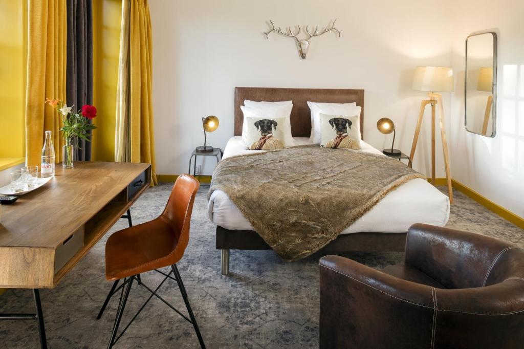 Postel nebo postele na pokoji v ubytování Contact Hôtels Le Savigny & Spa