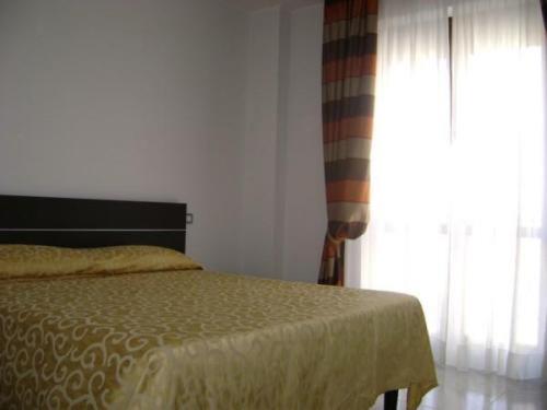 una camera con letto e finestra di Residence Montegrappa a Cagliari