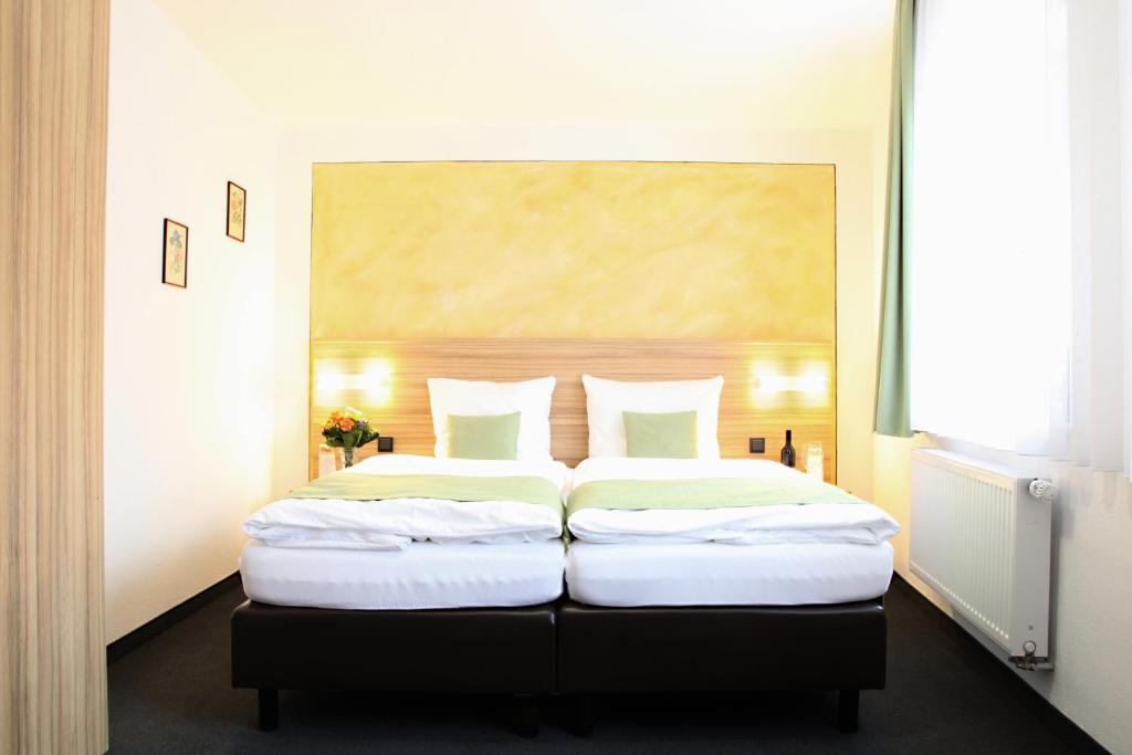 Postel nebo postele na pokoji v ubytování Hotel Garni Goldene Traube