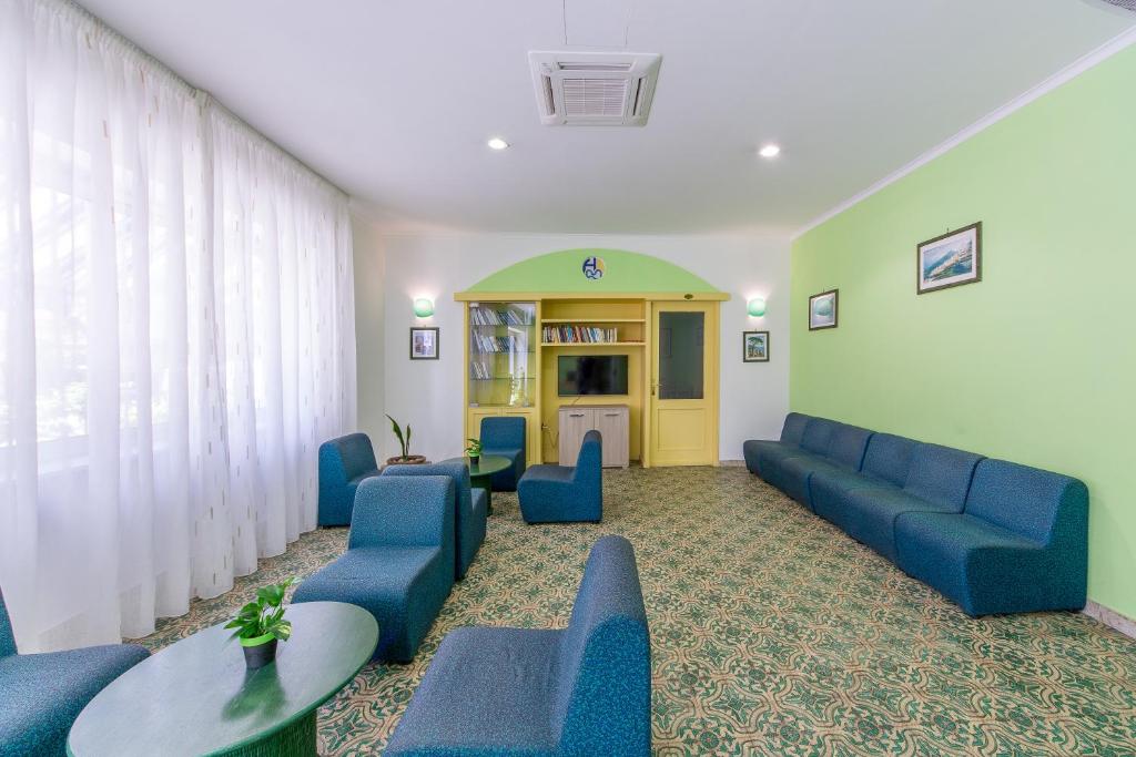 a waiting room with blue couches and a table at La Residenza Aparthotel in Maiori