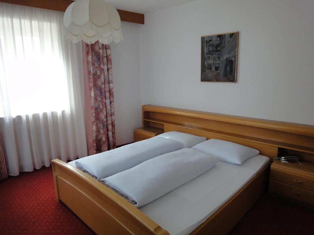 Postel nebo postele na pokoji v ubytování Hotel zum Wolf