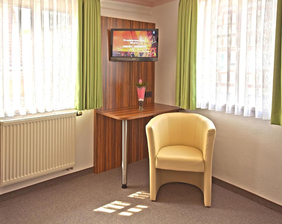 TV a/nebo společenská místnost v ubytování Hotel Garni Goldene Traube