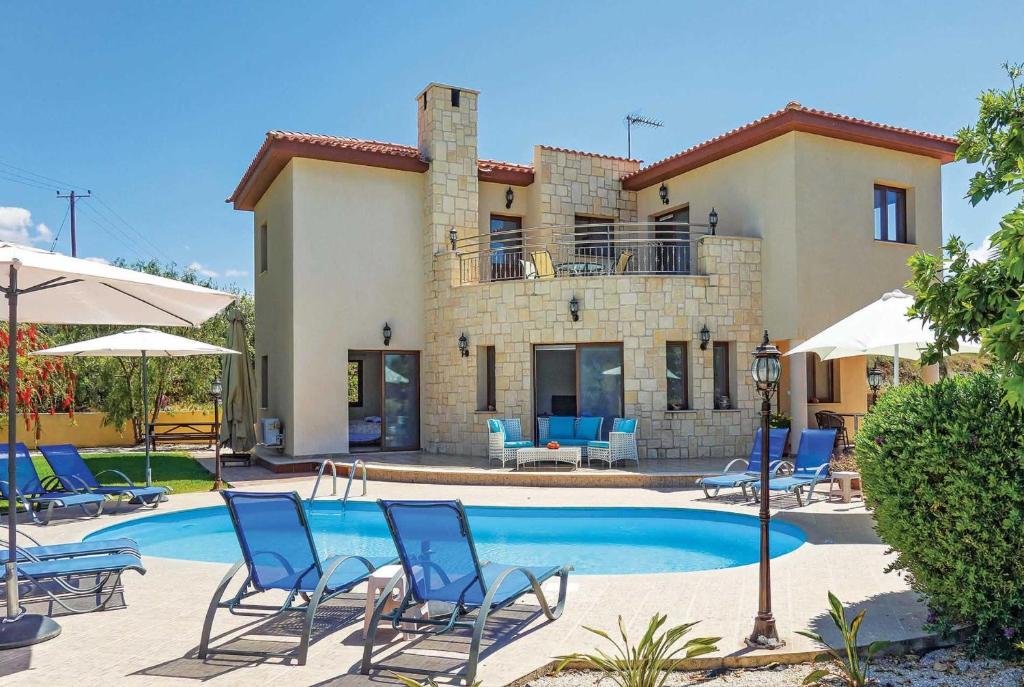 uma villa com piscina em frente a uma casa em Andreas Villa em Argaka
