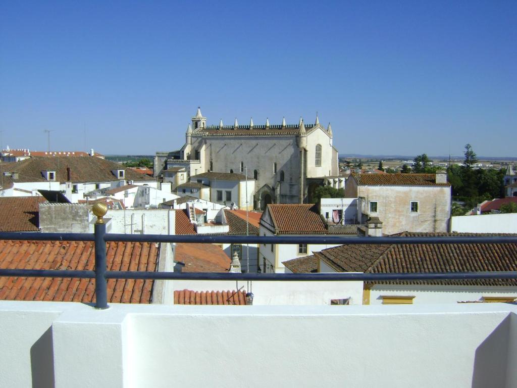 - une vue sur la ville depuis le toit d'un bâtiment dans l'établissement D'Iberica Alojamento, à Évora