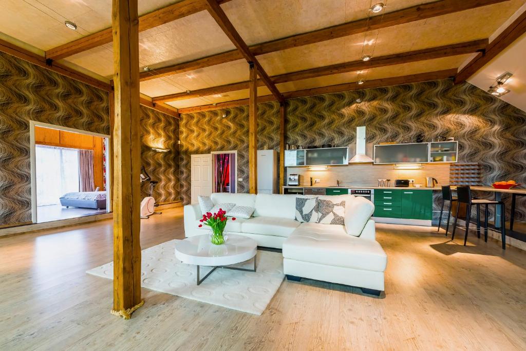 uma sala de estar com um sofá branco e uma mesa em Villa Bach em Valgeranna