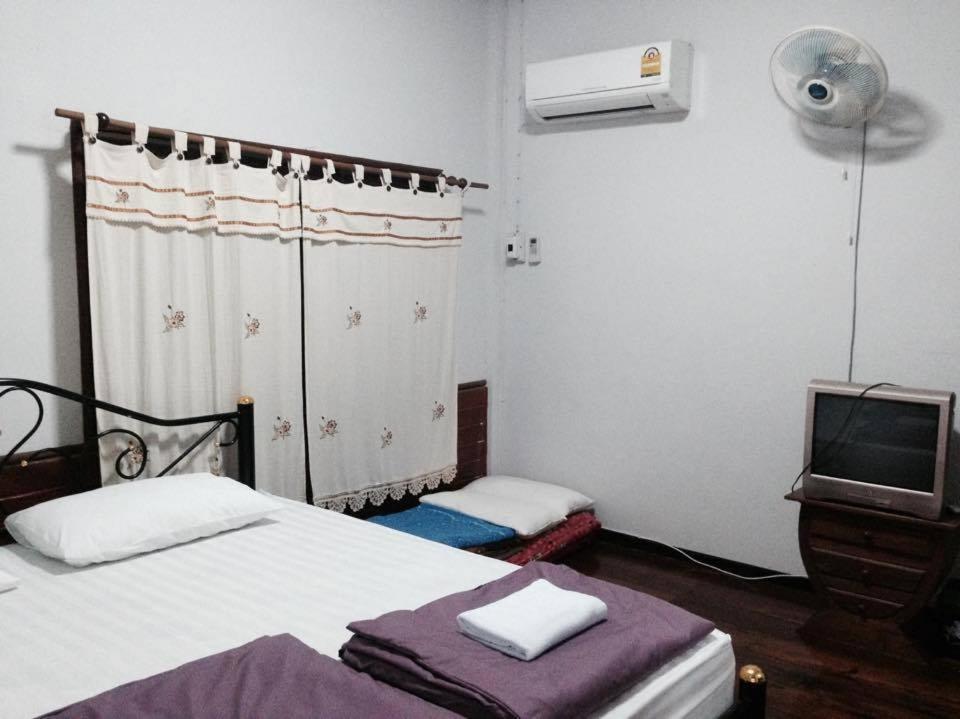 Postel nebo postele na pokoji v ubytování Pimpa House พิมพาเฮาส์
