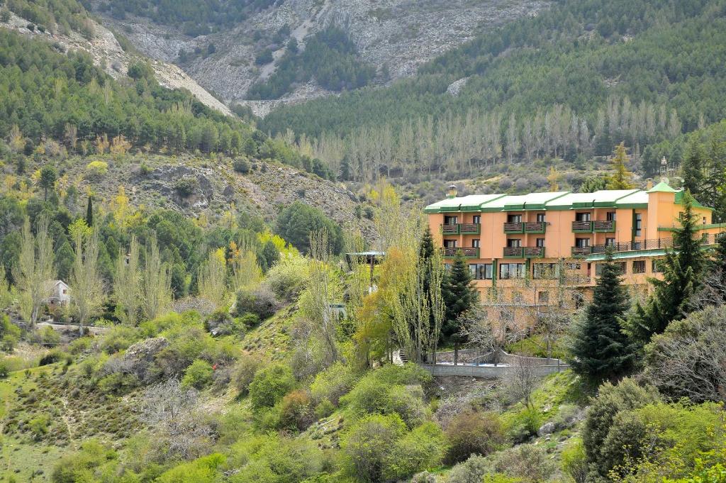 a hotel in the middle of a mountain at Hotel El Guerra in Güéjar-Sierra