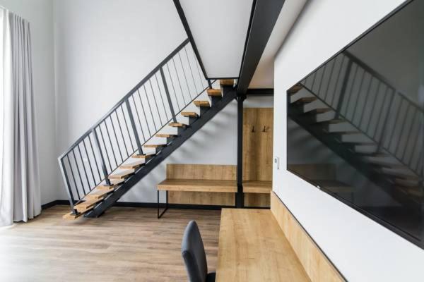 - un escalier dans une chambre avec un escalier dans l'établissement Hotel Browar Wiatr, à Uniejów