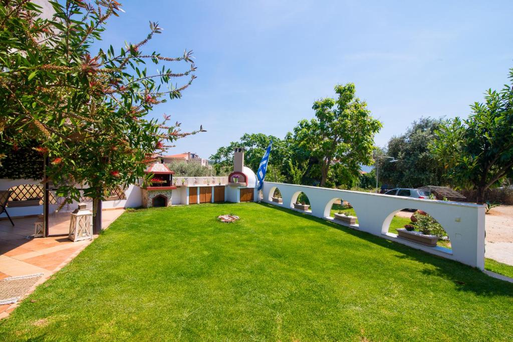 ポトスにあるVilla Ioannaの塀と芝生のある広い庭