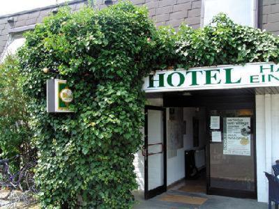 an ivy covered building with a hotel entrance at Onkel Tom`s Hütte in Göttingen