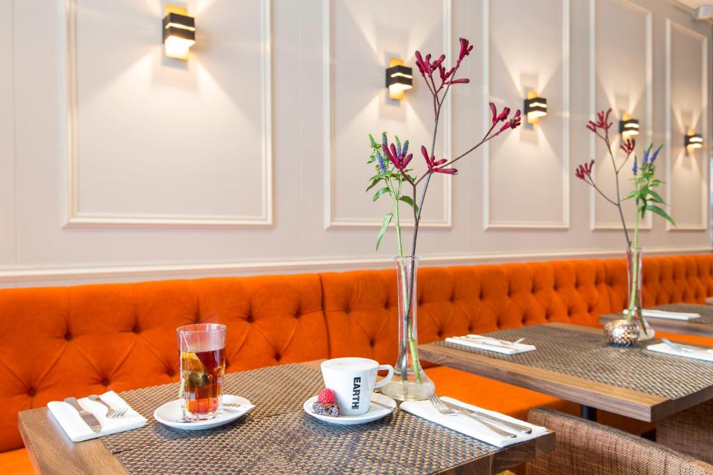 Amsterdam Canal Hotel