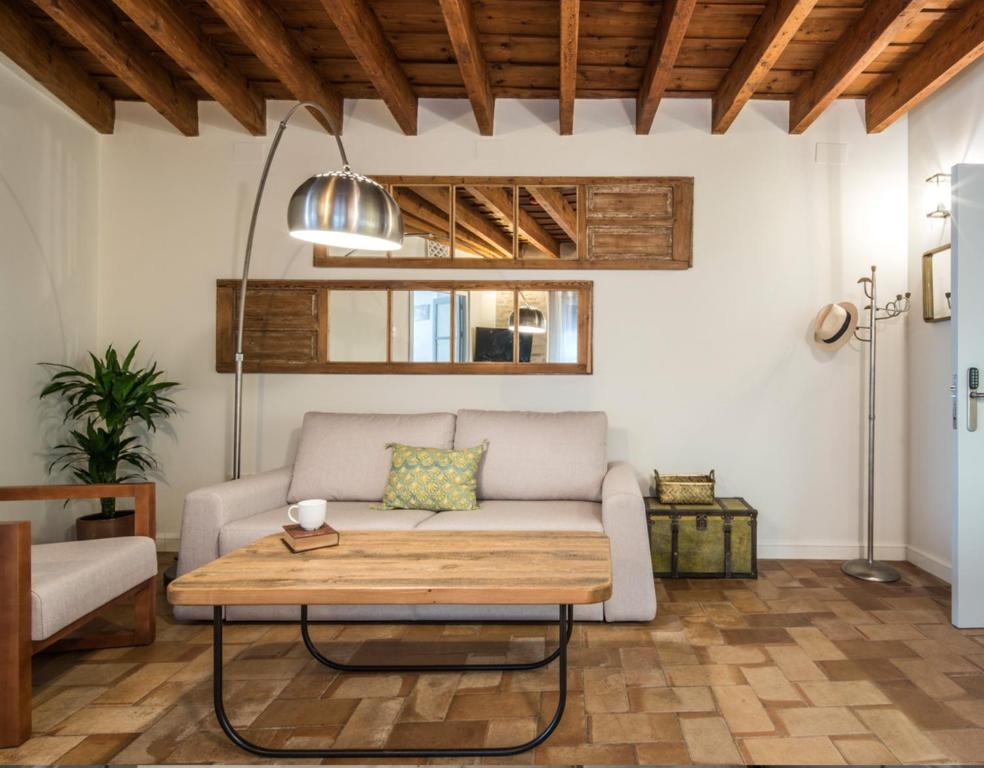 un soggiorno con divano e tavolo di Santa Maria Apartments a Siviglia