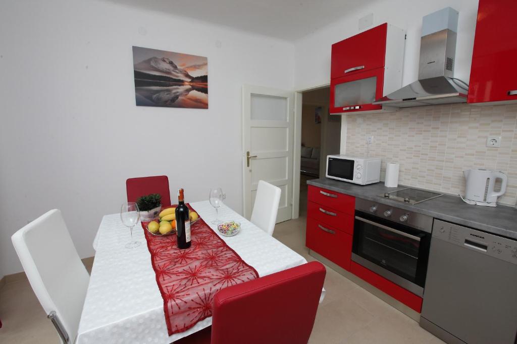 Kuchyňa alebo kuchynka v ubytovaní Apartman Seaside Paradise