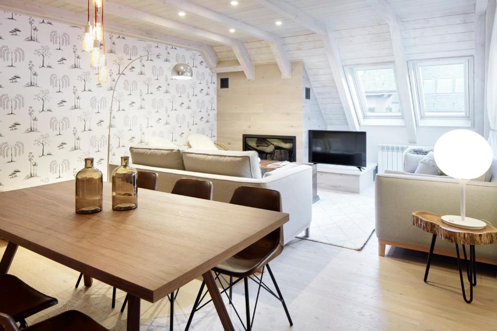 - un salon avec une table et un canapé dans l'établissement Val de Ruda Luxe 50 by FeelFree Rentals, à Baqueira-Beret