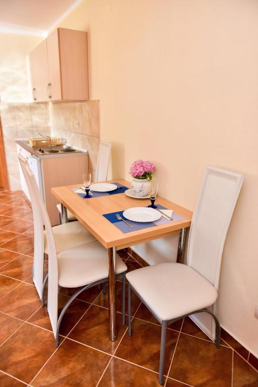 Kuchyň nebo kuchyňský kout v ubytování Apartmani Stanisic