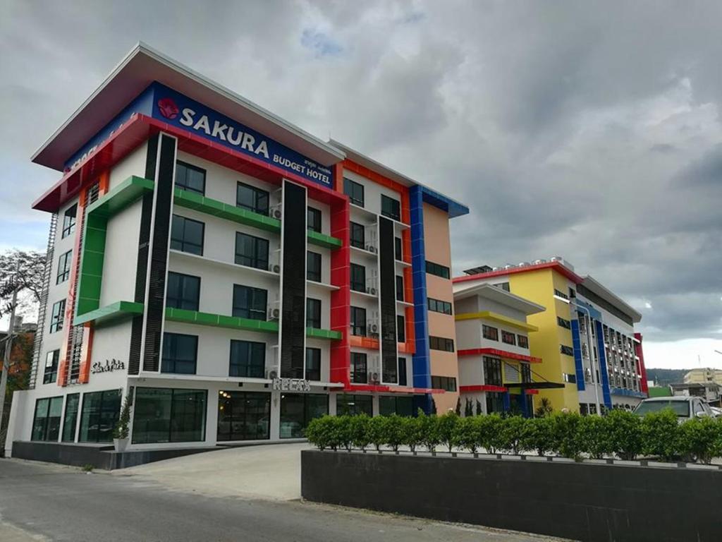un bâtiment avec de nombreuses couleurs sur le côté dans l'établissement Sakura Budget Hotel, à Hat Yai