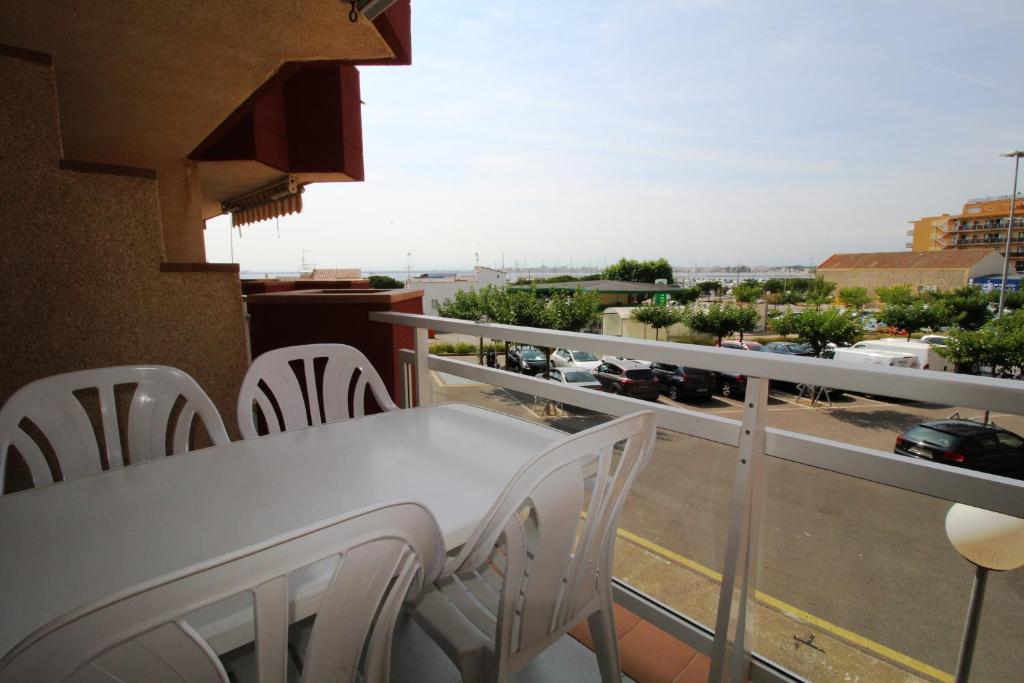 ロザスにあるROC MAR 6 1B - Apartamento cerca del centro y de la playa - terraza con pequeñas vistas al puertoの市街の景色を望むバルコニー(テーブル、椅子付)