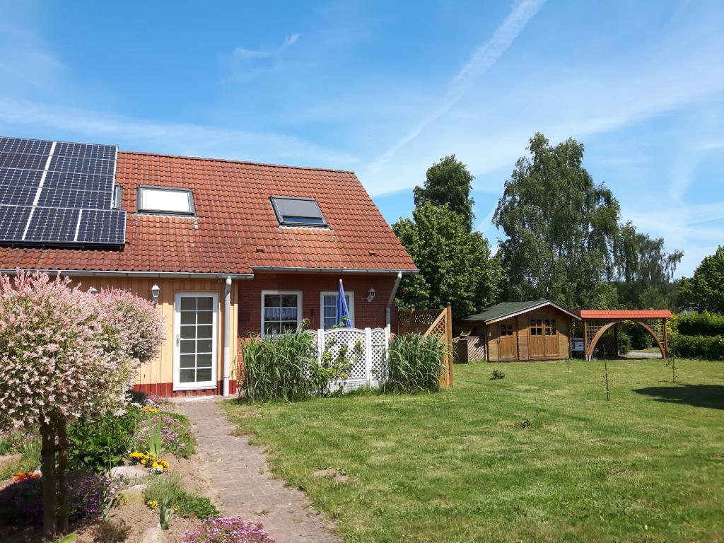 ein Haus mit Sonnenkollektoren auf dem Dach in der Unterkunft Ferienhaushälfte Lütow in Lütow