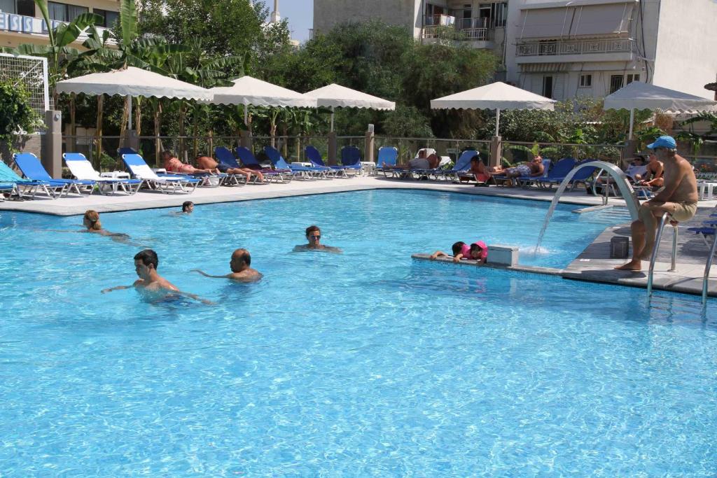 Bazén v ubytování Astron Hotel nebo v jeho okolí