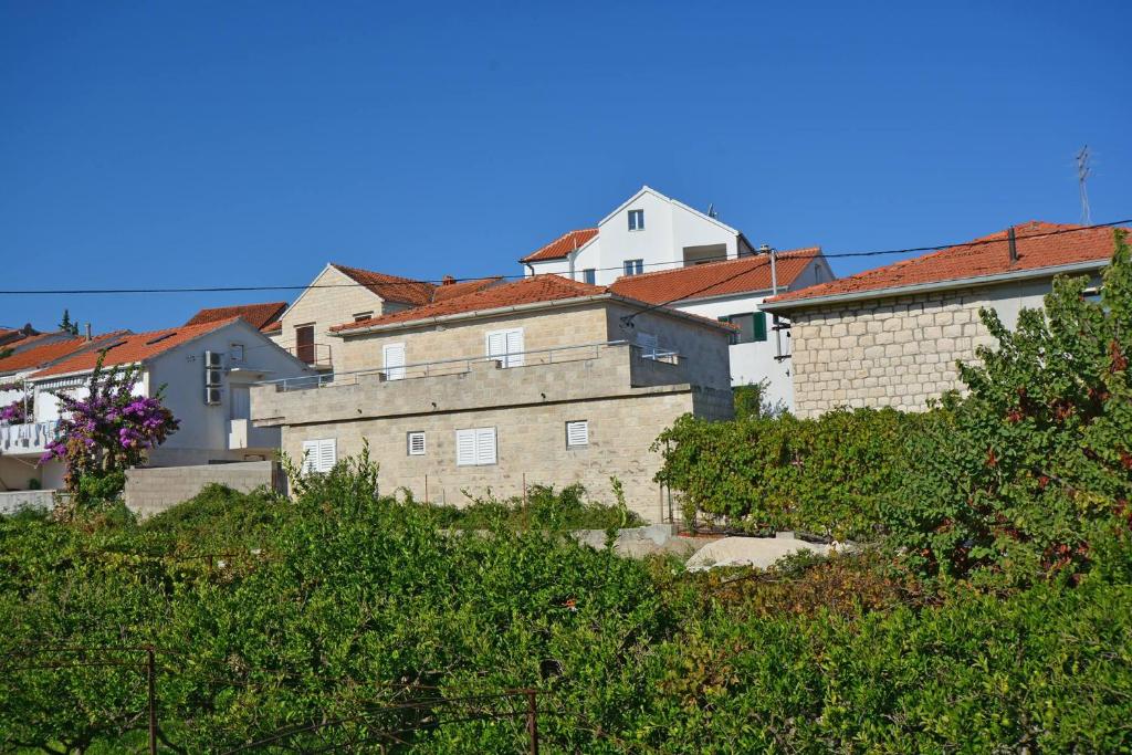 um grupo de edifícios numa cidade com árvores em Villa CasaBlanca em Supetar