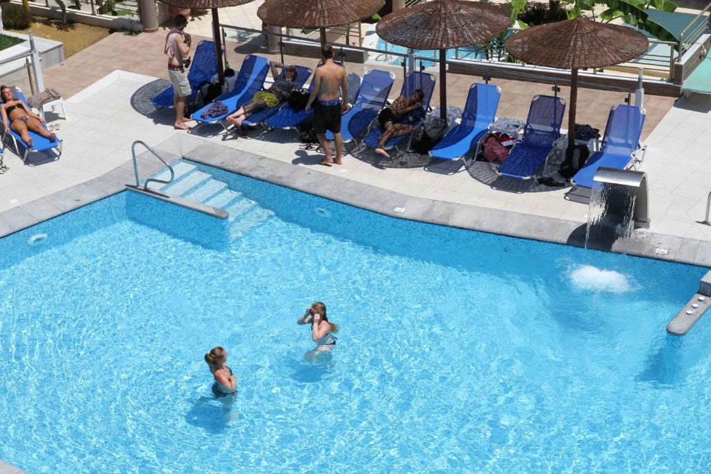 Bazén v ubytování Astron Hotel nebo v jeho okolí