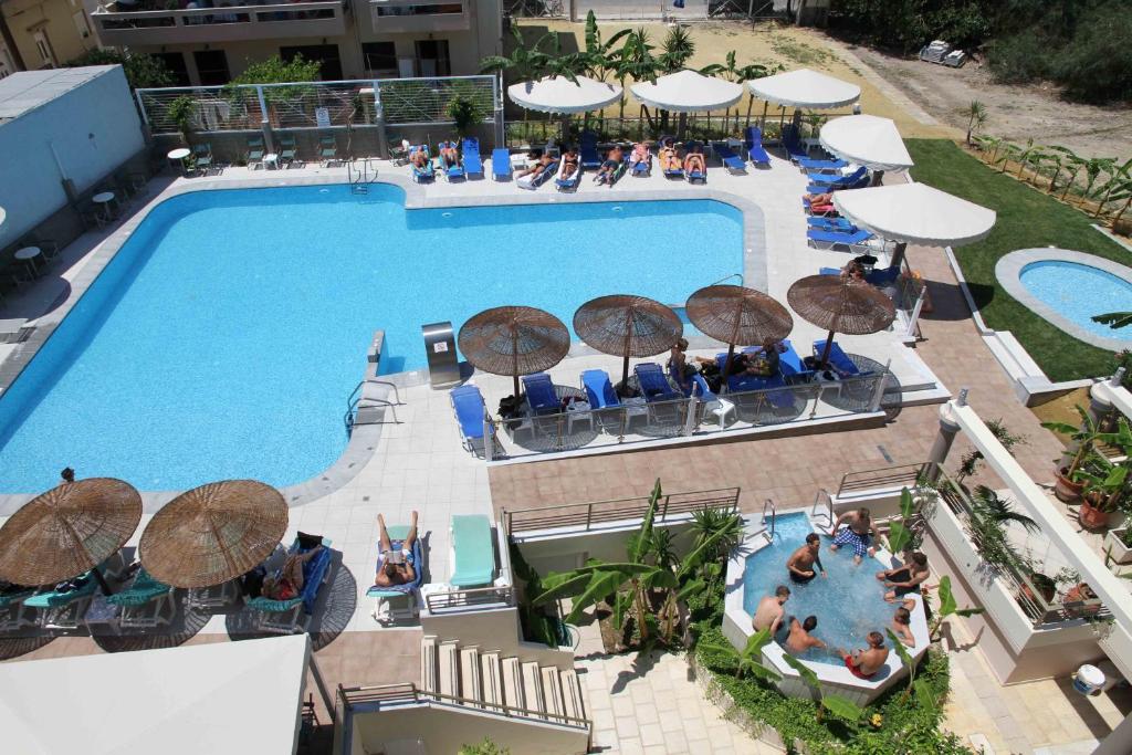 Bazén v ubytování Astron Hotel nebo v jeho okolí