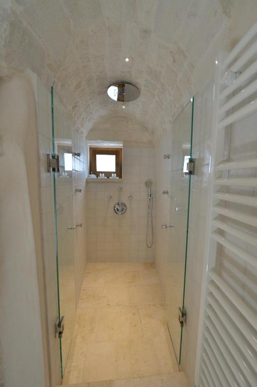 Un baño de Suite Curcuma