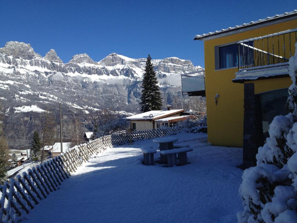 Bijouswiss " Yellow House" v zimě