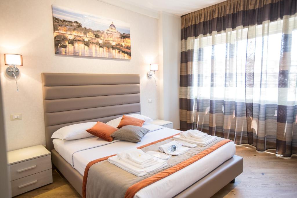 1 dormitorio con 1 cama con toallas en Vatican City Relais, en Roma