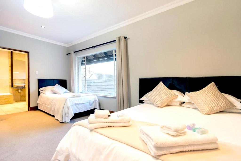 OR Tambo Guest House - 家庭4床房间