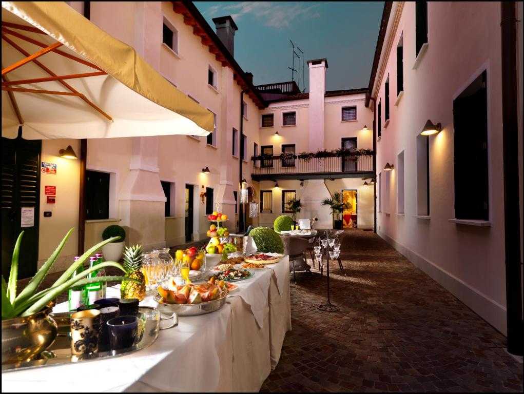 Hotel & Residence Roma في كامبوسامبيرو: طاولة عليها طعام في ساحة الفناء