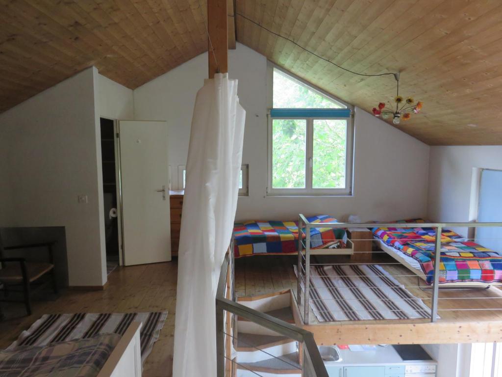 Zimmer mit Etagenbett und Fenster in der Unterkunft BnB Erlach in Erlach