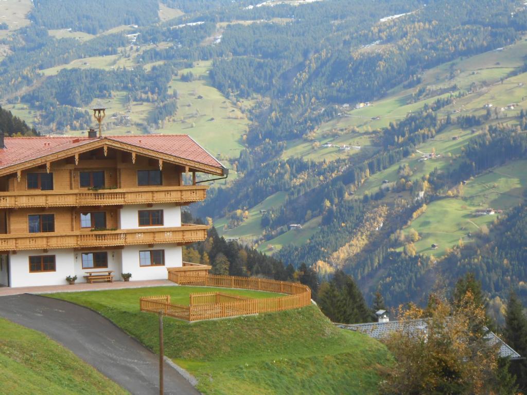 a building on a hill with a view of a valley at Herzl Hof in Zellberg