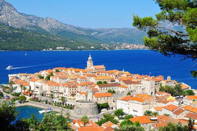 eine Stadt am Ufer eines großen Gewässers in der Unterkunft Apartment Pomirenja in Korčula