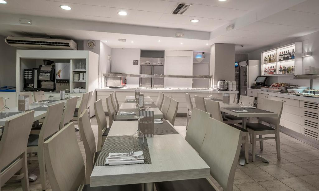 Kuchyň nebo kuchyňský kout v ubytování Hotel Rosamar Maxim 4*- Adults Only