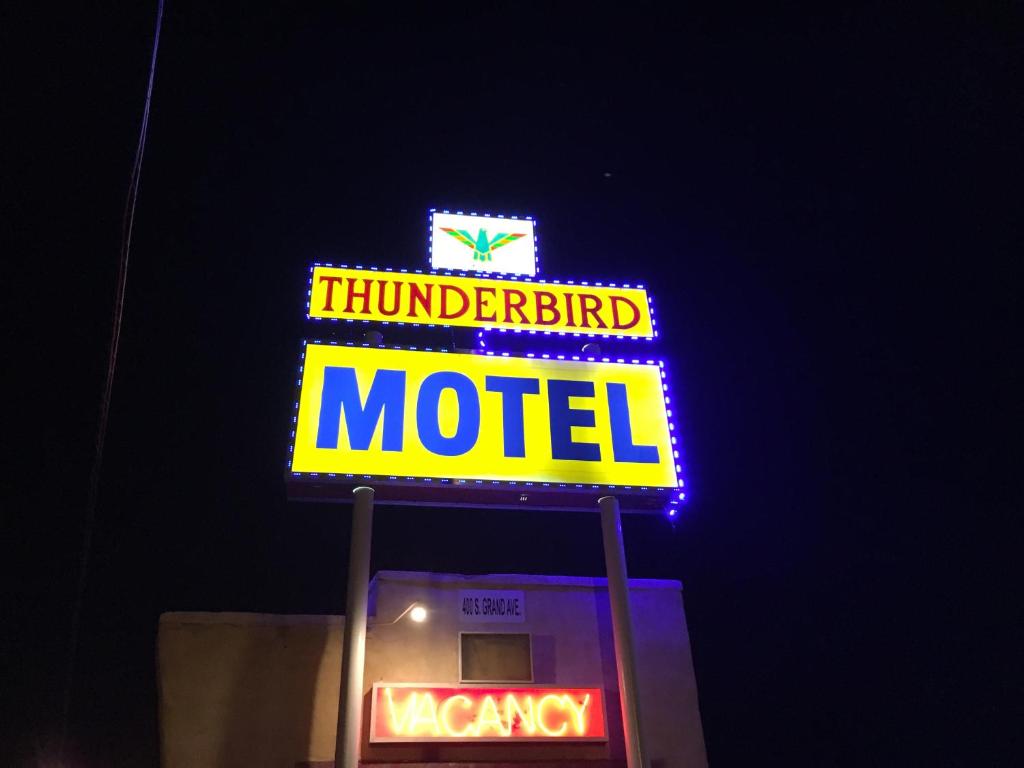 um sinal para um hotel em frente a um motel em Thunderbird Motel Las Vegas/ New Mexico em Las Vegas