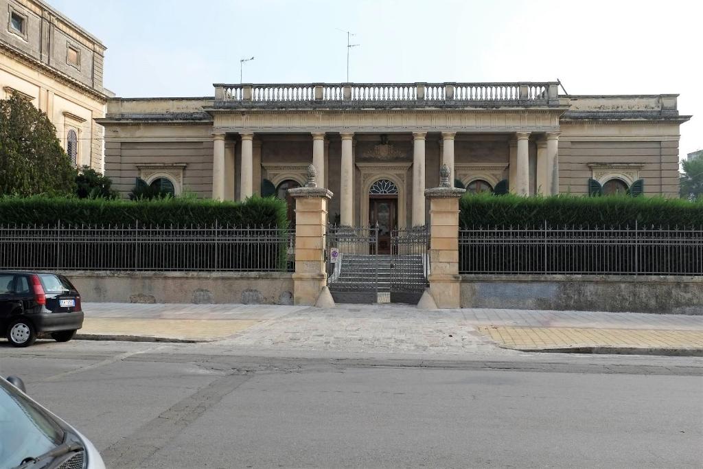 un edificio con una puerta delante de él en Villa maria, en Galatina