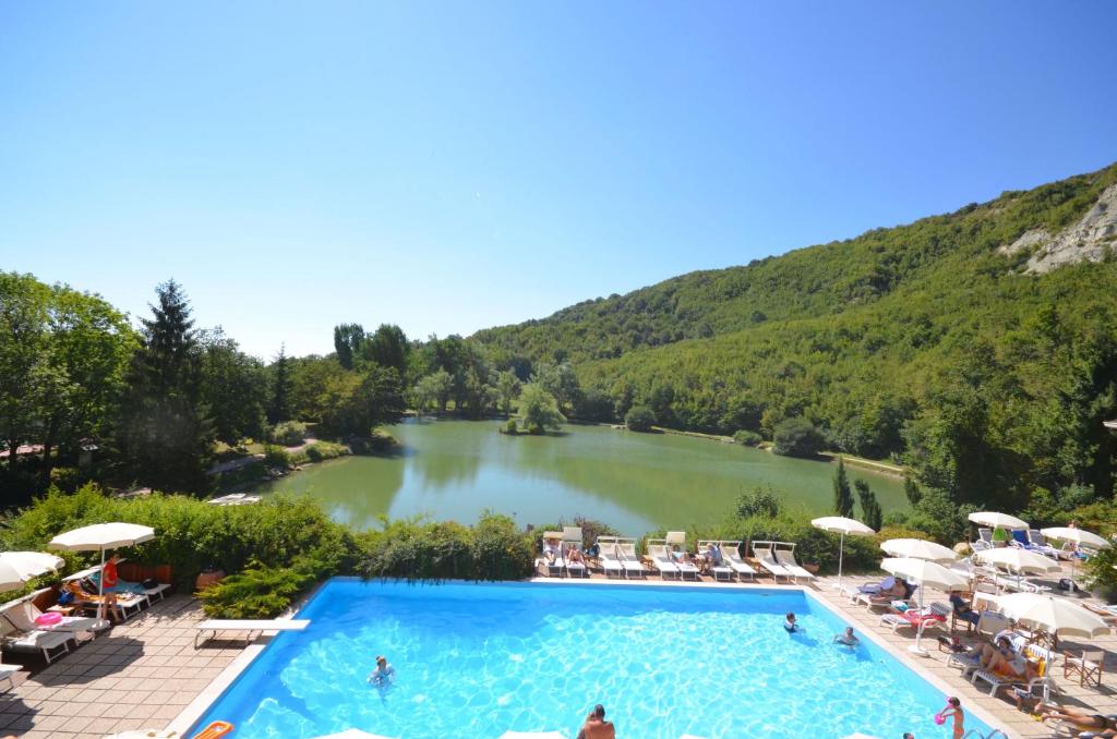 una piscina con vista sul lago di Parco del Lago Resort & SPA a Villagrande