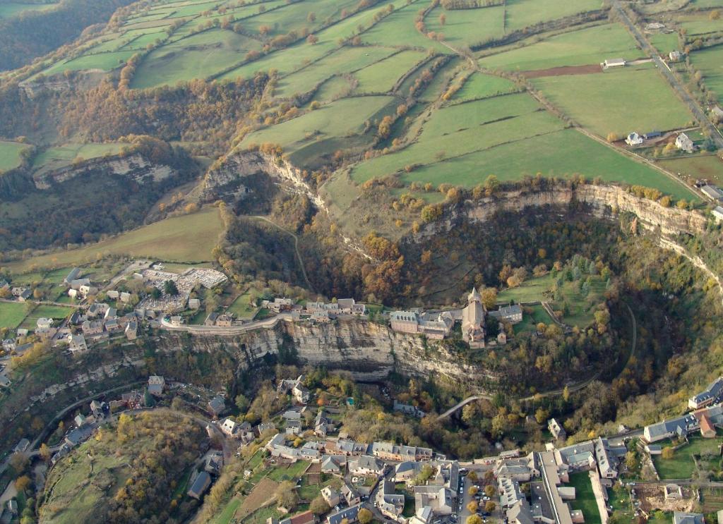 uma vista aérea de uma aldeia numa montanha em Maison Del Traouc em Bozouls